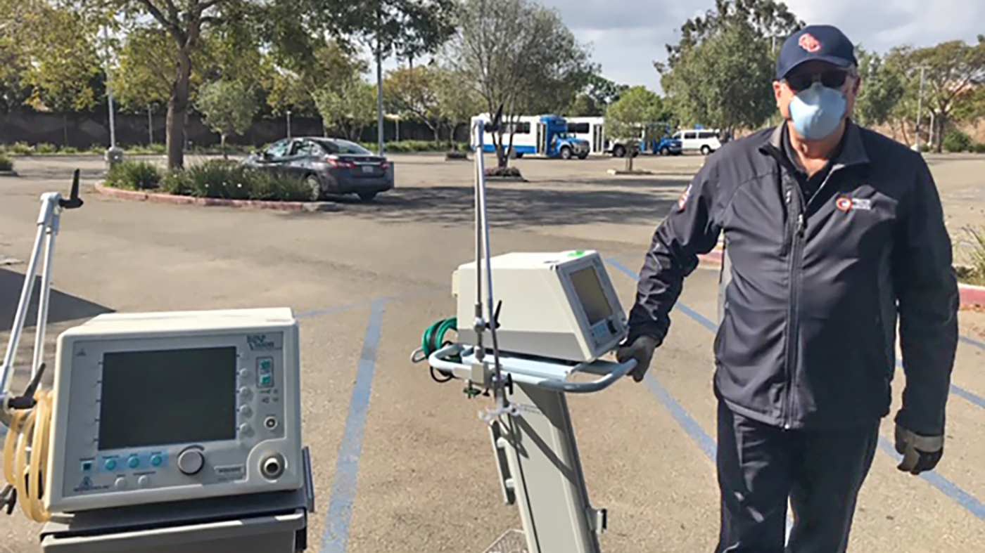 photo of retired vp of instruction kevin ballinger delivering two ventilators 