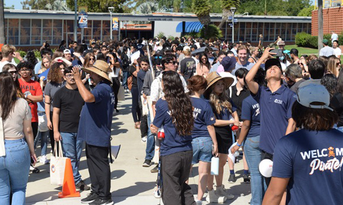Crowd of new students walking in the main quad.