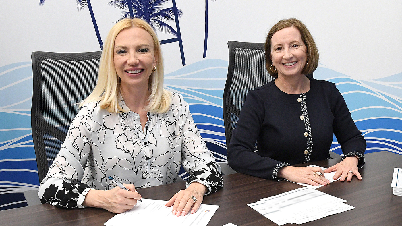Larissa Nazarenko and Patricia Falzon signing checks for Artist Promise.
